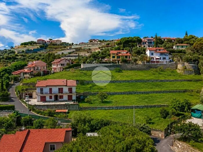 Casa con 8 locali in vendita in Via Regione Bussi, Imperia
