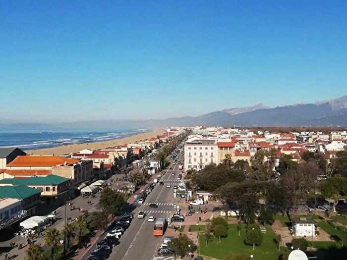 Appartamento quadrilocale in affitto in Viale Regina Margherita, Lungomare, Viareggio