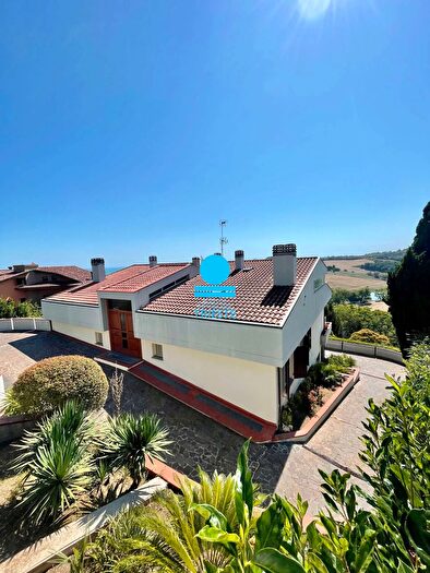 Casa con 15 locali in vendita in Pesaro