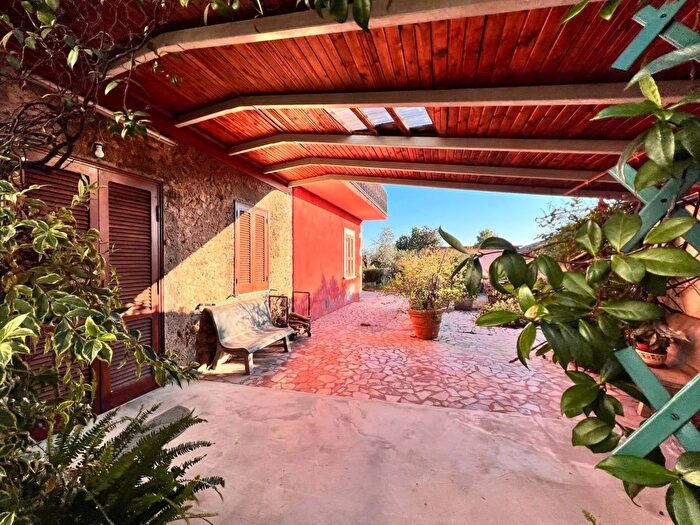 Casa con 8 locali in vendita in Via Vado Capone Bottiglione Isola del Liri Frosinone, Isola Del Liri