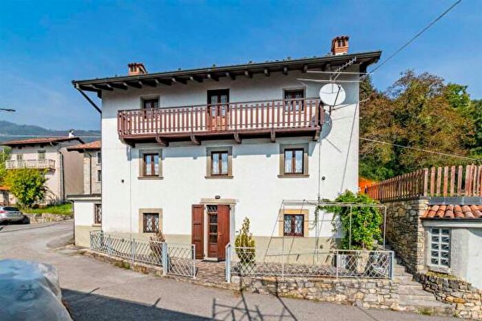 Casa con 6 locali in vendita in Via Zincogna, Val Brembilla