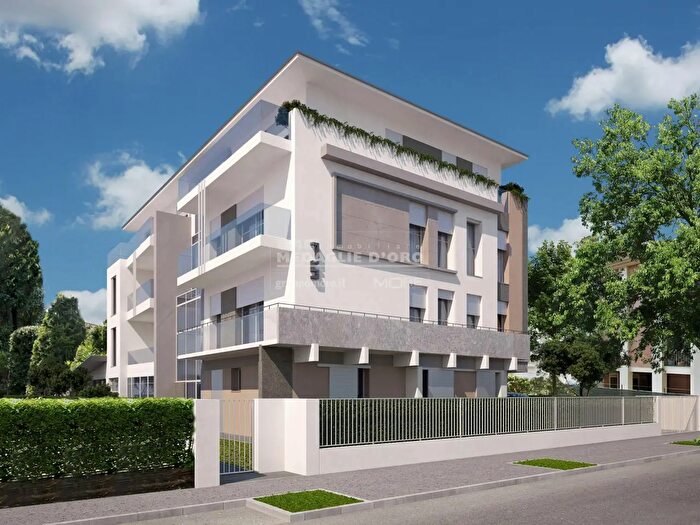 Appartamento con 6 locali in vendita in Via Monchio, Modena