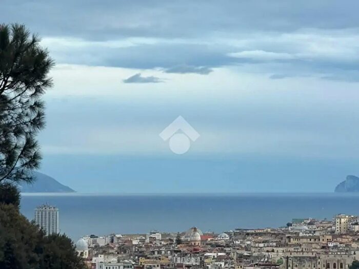 Appartamento trilocale in affitto in Salita Capodimonte, Napoli