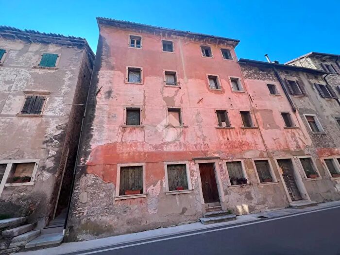 Casa con 12 locali in vendita in Via dei Fiori, Longarone