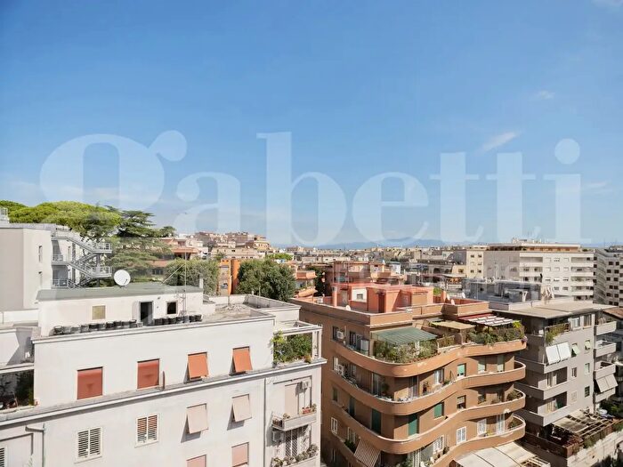 Appartamento trilocale in vendita in Via Lucrino, Roma