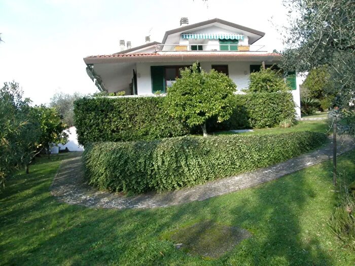 Casa con 10 locali in vendita in Massarosa
