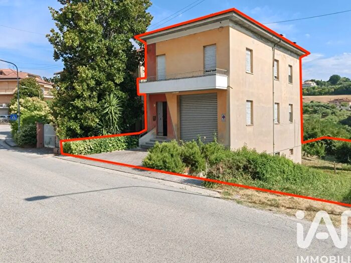 Casa con 8 locali in vendita in Viale Viale Trieste, Montottone