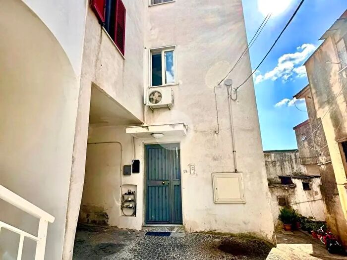 Appartamento con 5 locali in vendita in Via Largo Saverio, Pollena Trocchia