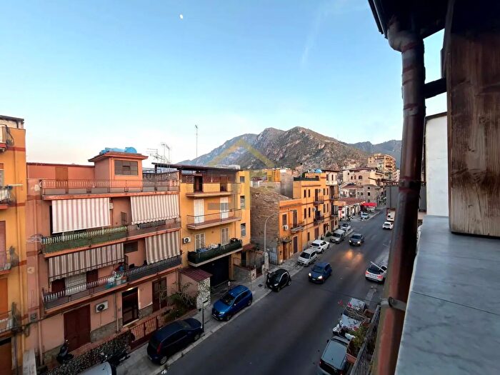 Appartamento trilocale in vendita in Via Emiro Giafar, Palermo