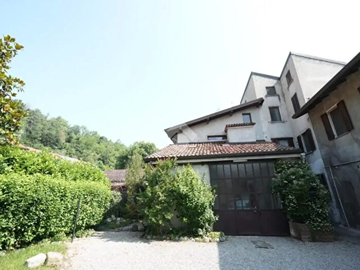 Casa bilocale in vendita in Via dei Mulini, Verano Brianza