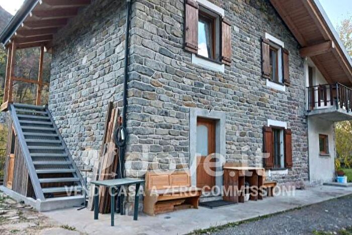 Casa con 5 locali in vendita in Frazione Santa Barbara, La Salle