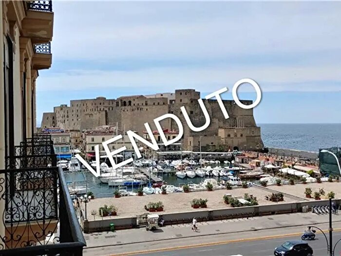 Appartamento quadrilocale in vendita in Via Santa Lucia, Napoli