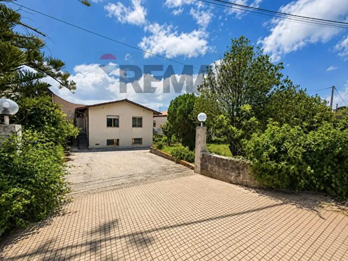 Casa con 8 locali in vendita in Via Sicilia, Valderice