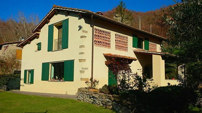 Casa con 8 locali in vendita in Vicchio