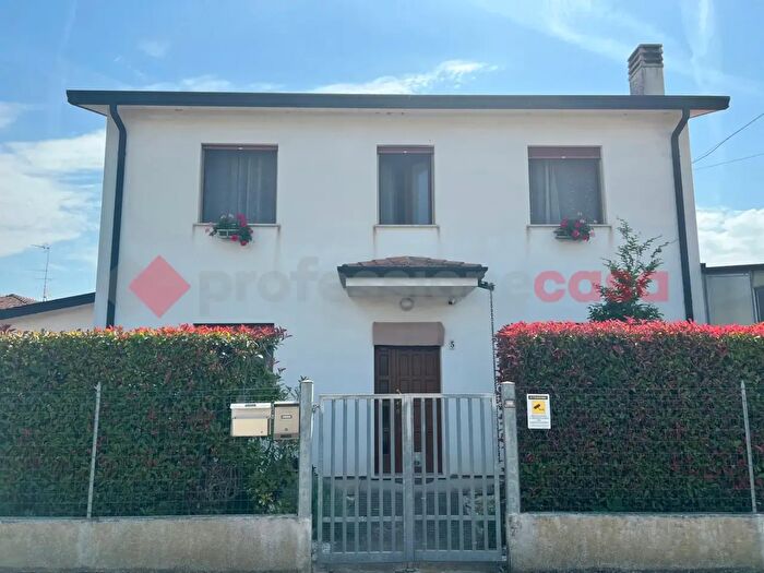 Casa quadrilocale in vendita in Via Nenni Snc, Lendinara