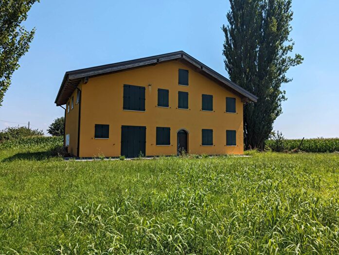 Casa con 8 locali in vendita in Via Frutteti, Terre del Reno