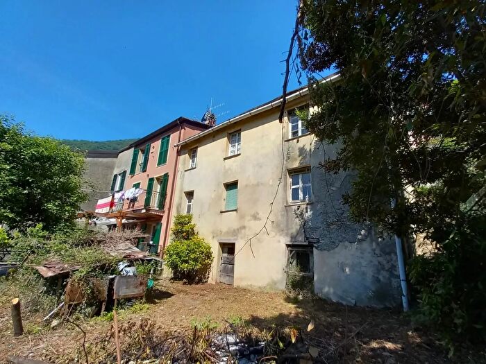 Casa con 9 locali in vendita in Avegno