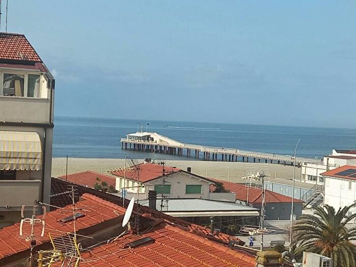 Appartamento quadrilocale in affitto in Viale Cristoforo Colombo, Lido di Camaiore, Camaiore
