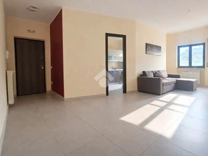 Appartamento trilocale in vendita in Via Salerni, Montalto Uffugo