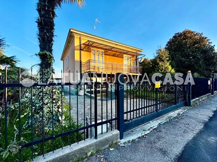 Casa trilocale in vendita in Via Luigi Galvani, Bareggio