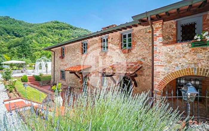 Casa con 6 locali in vendita in Camaiore