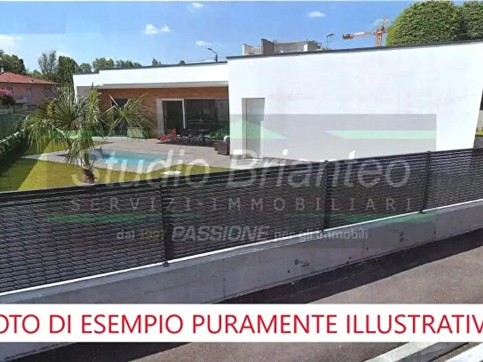 Casa quadrilocale in vendita in Verano Brianza