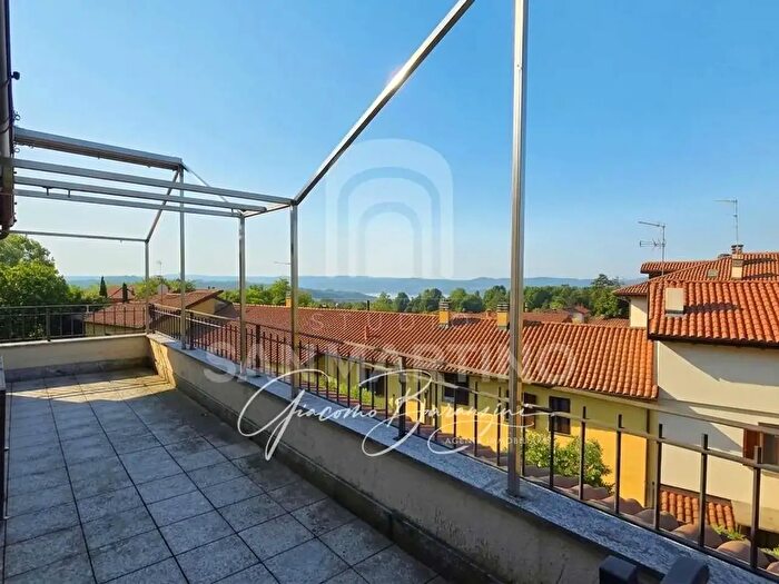 Appartamento trilocale in affitto in Via Vigne, Comerio