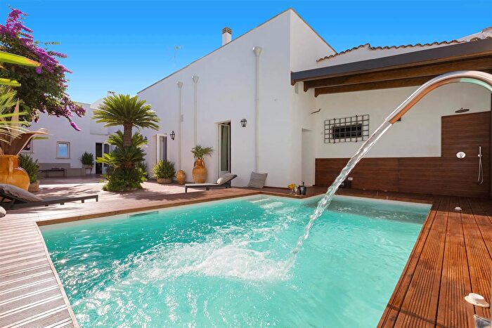 Appartamento con 10 locali in vendita in Via San Vito Guagnano, Guagnano