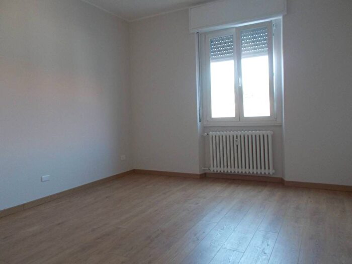Appartamento trilocale in affitto in Via Novembre, Centro, Caronno Pertusella