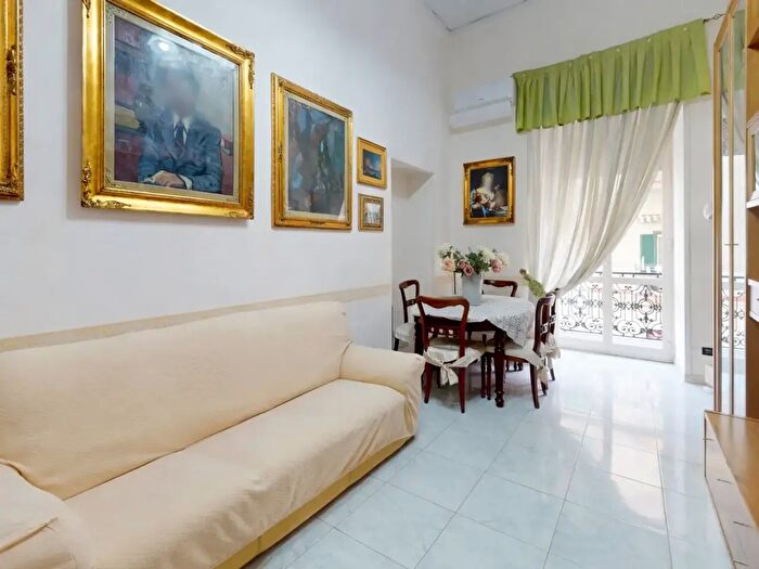 Appartamento trilocale in vendita in Via Foggia, Napoli