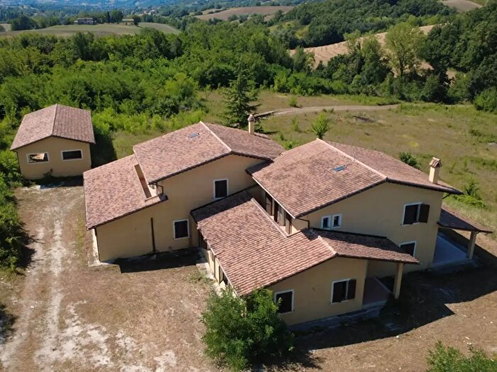 Casa con 10 locali in vendita in Nocera Umbra