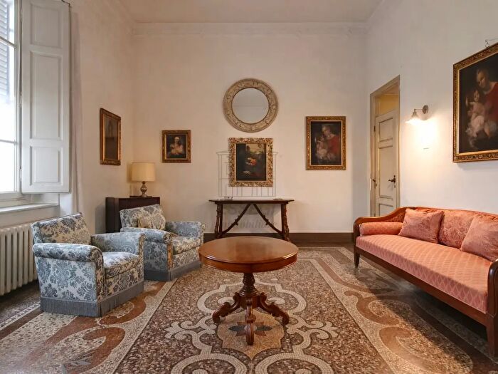 Appartamento con 10 locali in vendita in Viale Giuseppe Giusti, Lucca