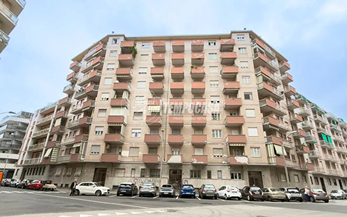 Appartamento trilocale in vendita in Via Barletta, Torino