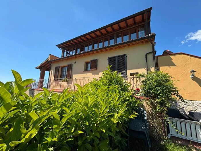 Appartamento trilocale in vendita in Riparbella