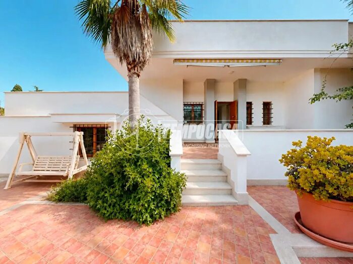 Casa con 5 locali in vendita in Viale Carbonelli, Conversano