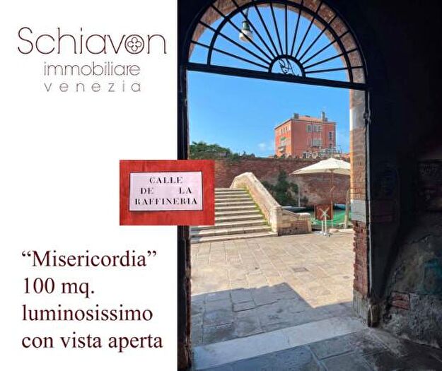 Appartamento quadrilocale in vendita in Calle De La Raffineria, Venezia