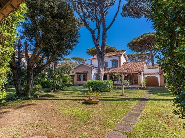 Casa con 6 locali in affitto in Via Giulianova, Fregene, Fiumicino
