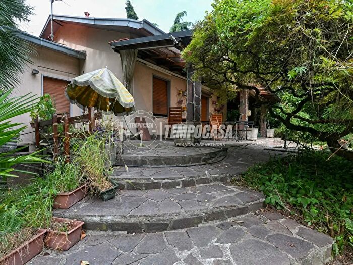 Casa con 7 locali in vendita in Via della Camelia, Segrate