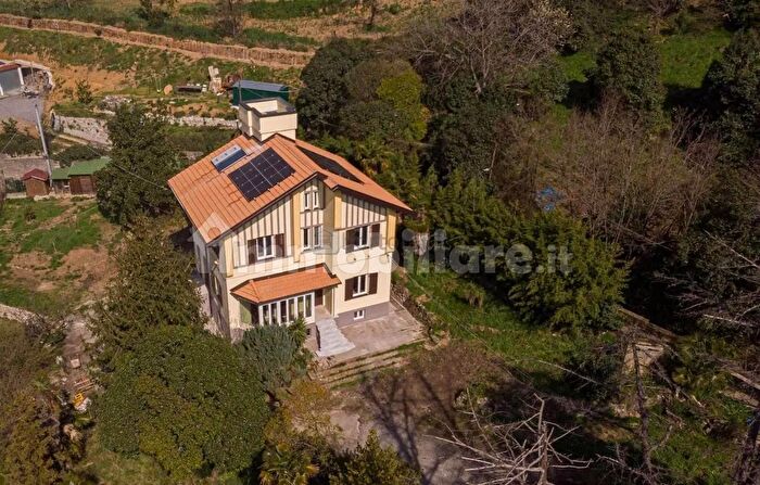 Casa con 15 locali in vendita in Viale Giacomo Borneto, Genova