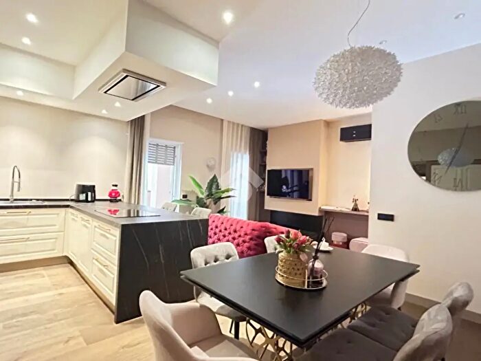 Appartamento trilocale in vendita in Via Viscardi, Napoli