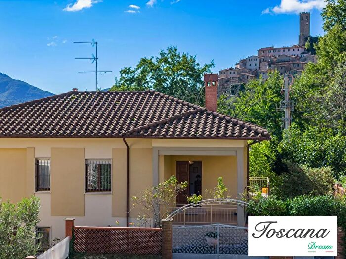 Casa con 10 locali in vendita in Castelnuovo Val Di Cecina