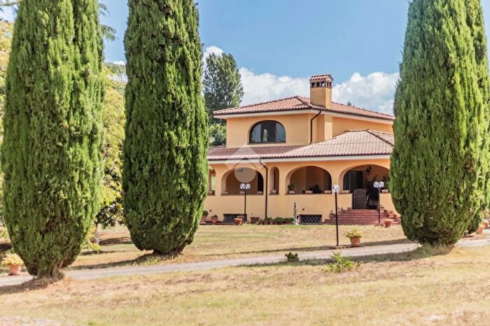 Casa con 13 locali in vendita in Via del Melo, Bracciano