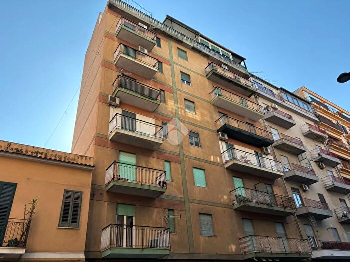 Appartamento trilocale in vendita in Via Oreto, Palermo