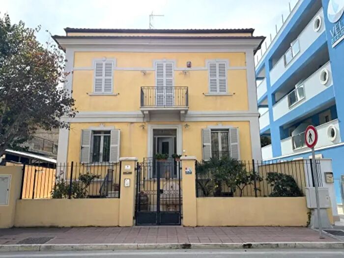 Casa con 6 locali in vendita in Viale Ballestra, Grottammare