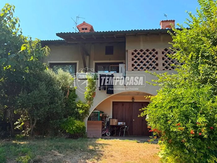 Casa con 8 locali in vendita in Via Scaldasole, Dorno