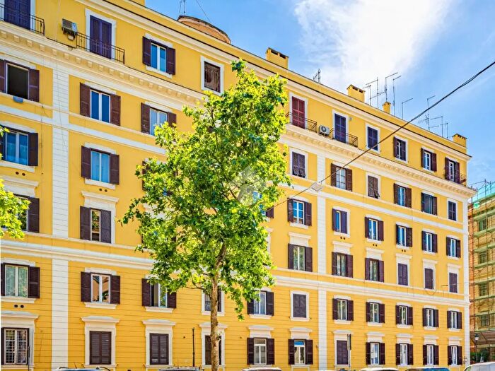 Appartamento trilocale in vendita in Via Famagosta, Roma