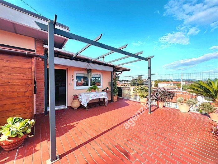 Appartamento con 6 locali in vendita in Massa