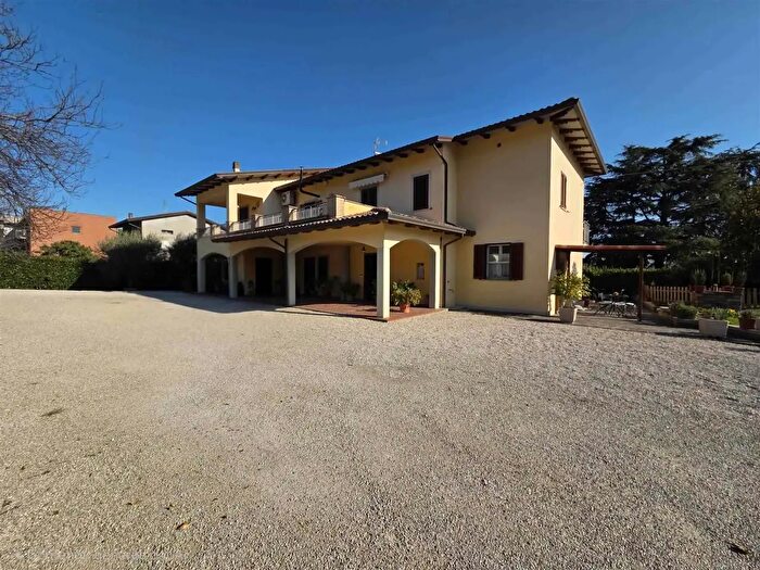 Casa con 6 locali in vendita in Via delle Marmore, Perugia