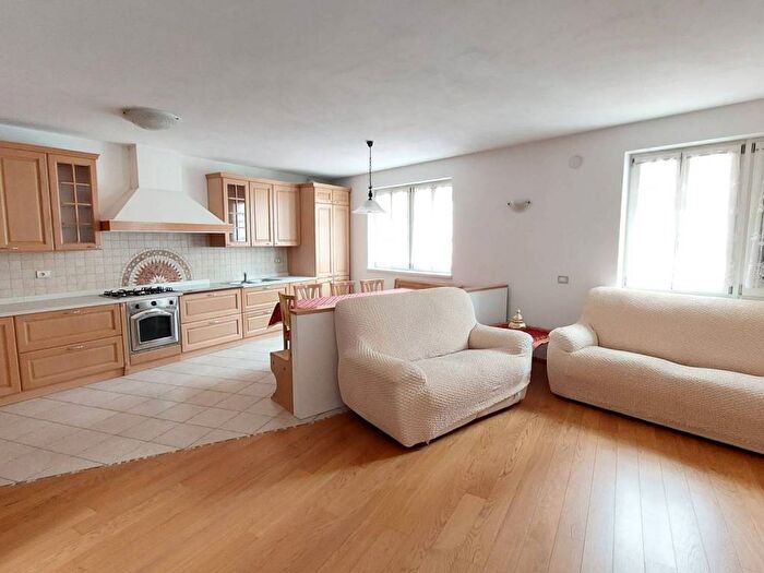 Appartamento quadrilocale in affitto in Piazza M Springa, Nomi