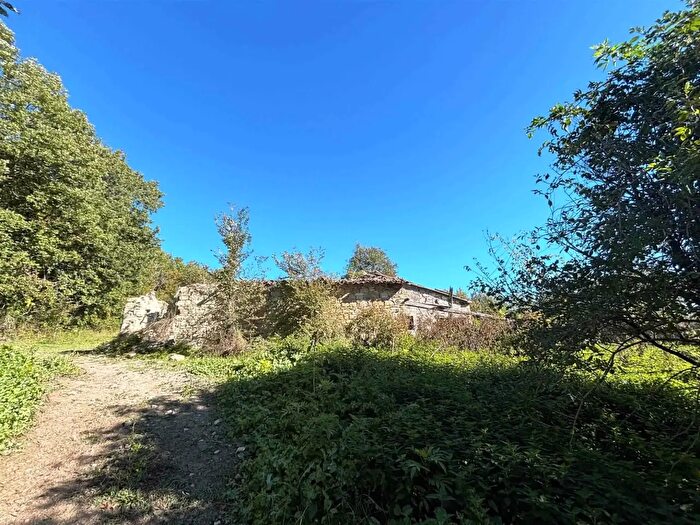 Casa con 10 locali in vendita in Camerino